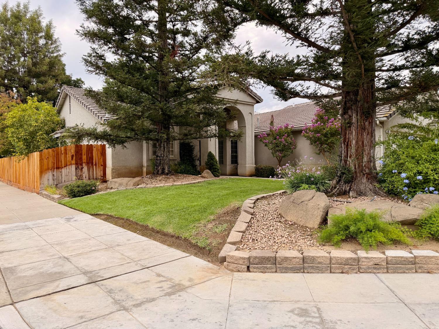 869 Spruce Ave, Clovis, CA 93611