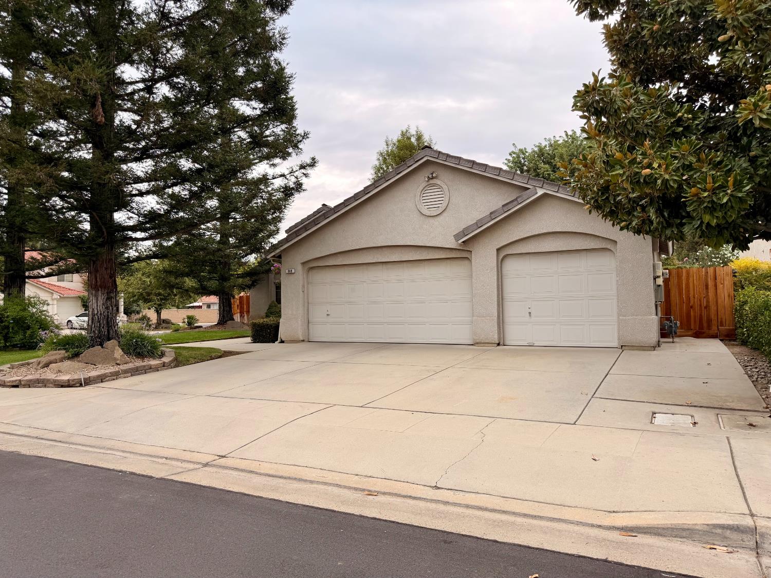 869 Spruce Ave, Clovis, CA 93611