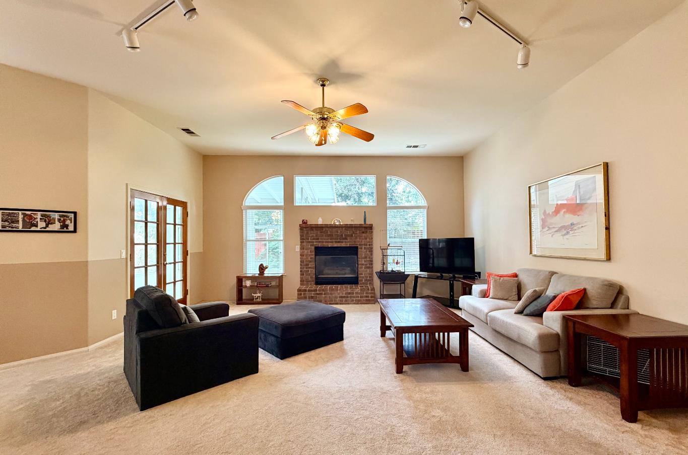 869 Spruce Ave, Clovis, CA 93611