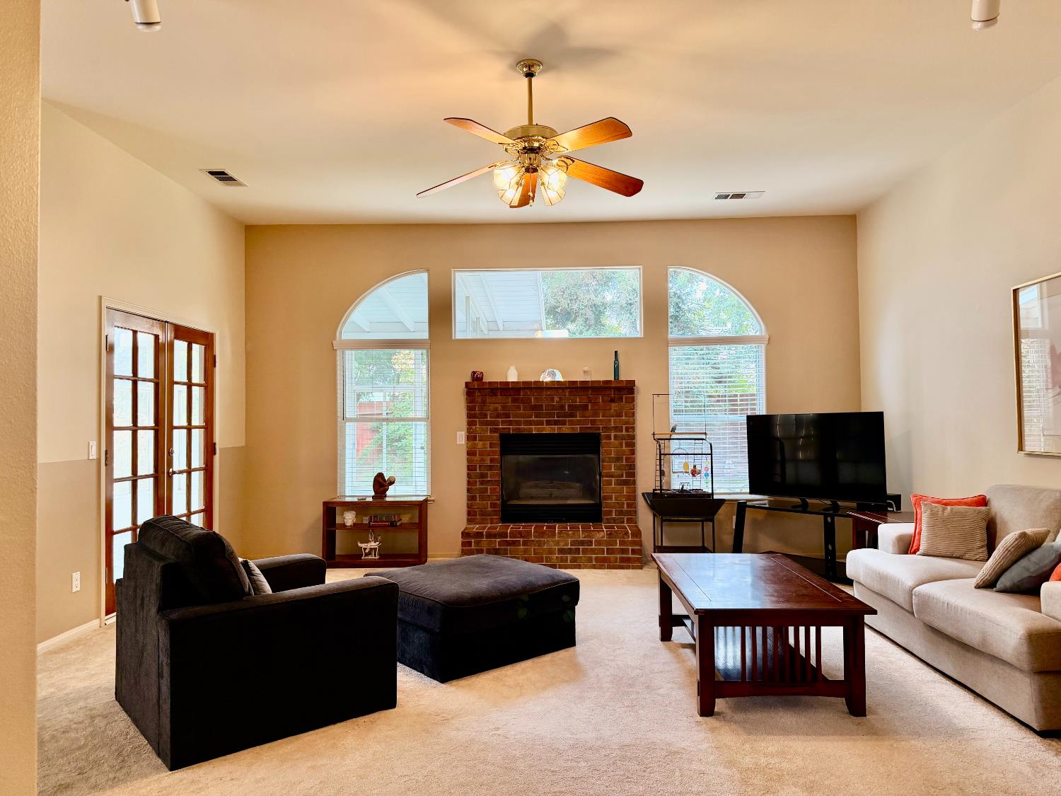 869 Spruce Ave, Clovis, CA 93611