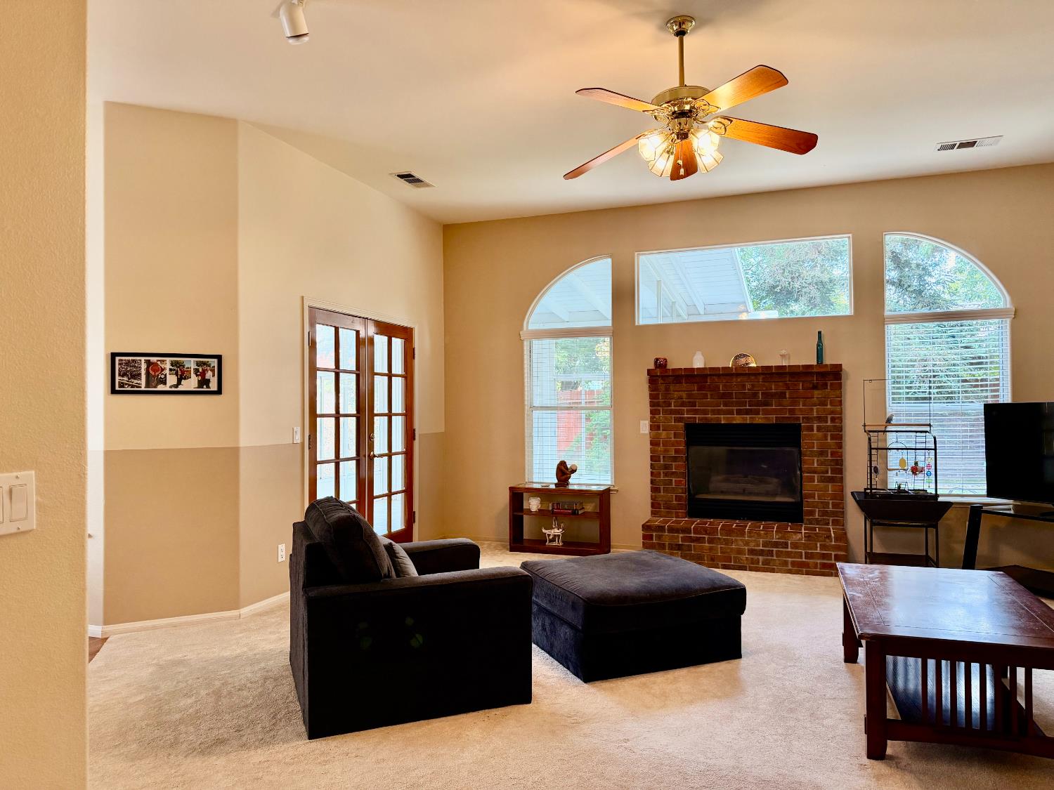 869 Spruce Ave, Clovis, CA 93611