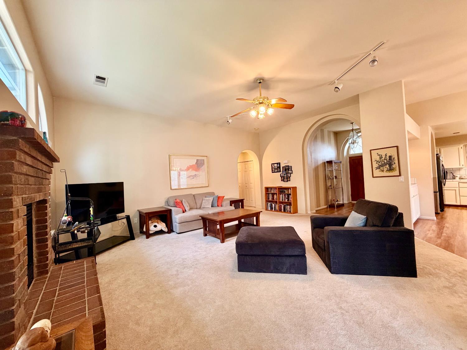 869 Spruce Ave, Clovis, CA 93611