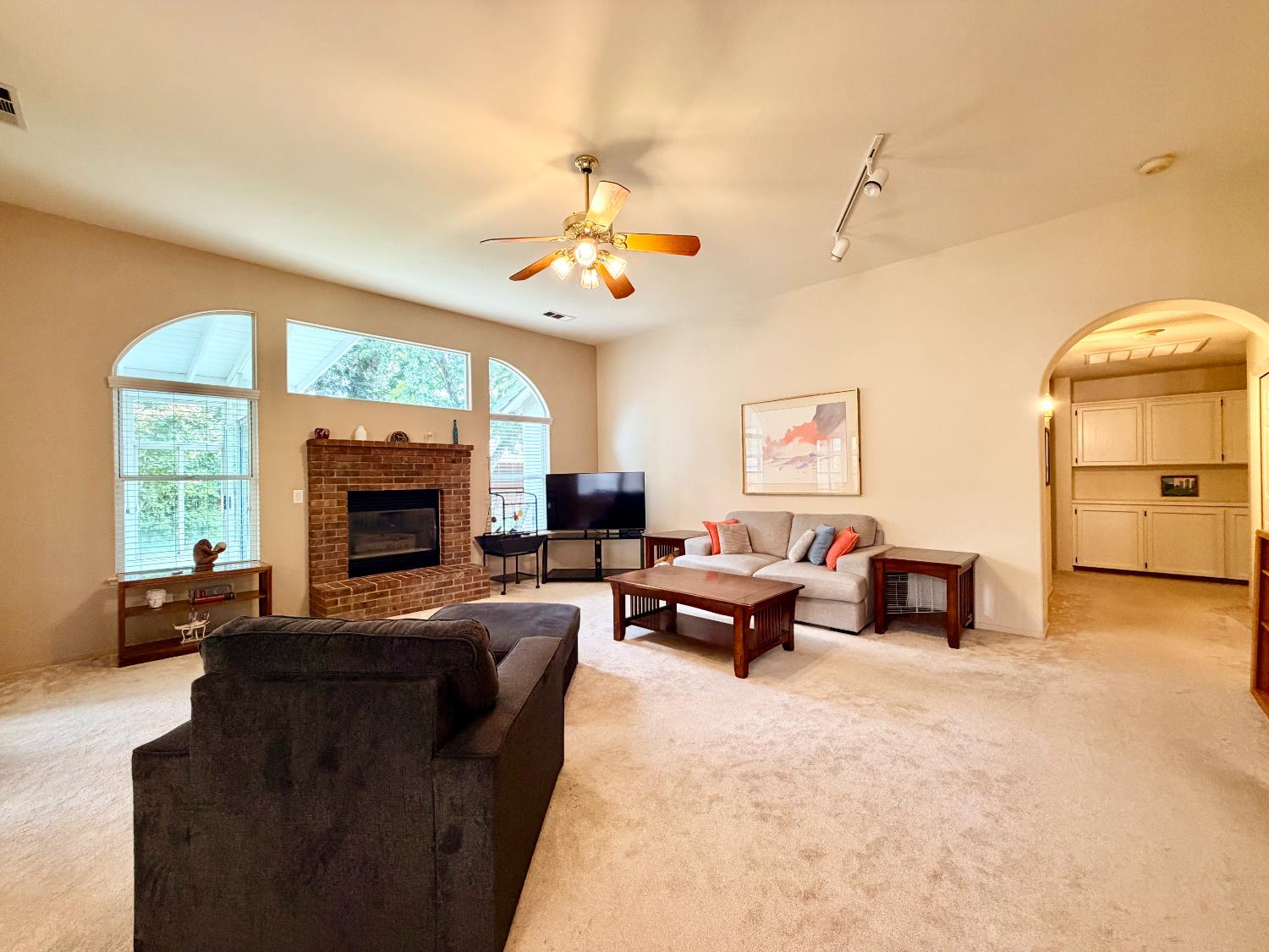869 Spruce Ave, Clovis, CA 93611