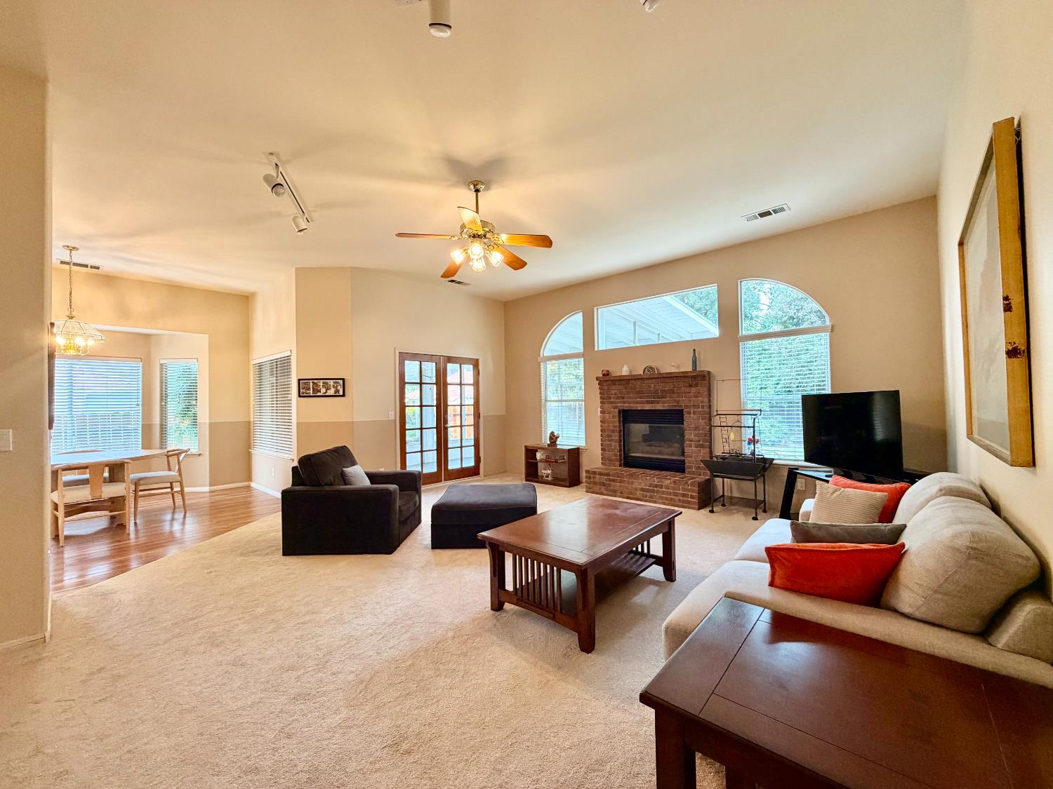 869 Spruce Ave, Clovis, CA 93611