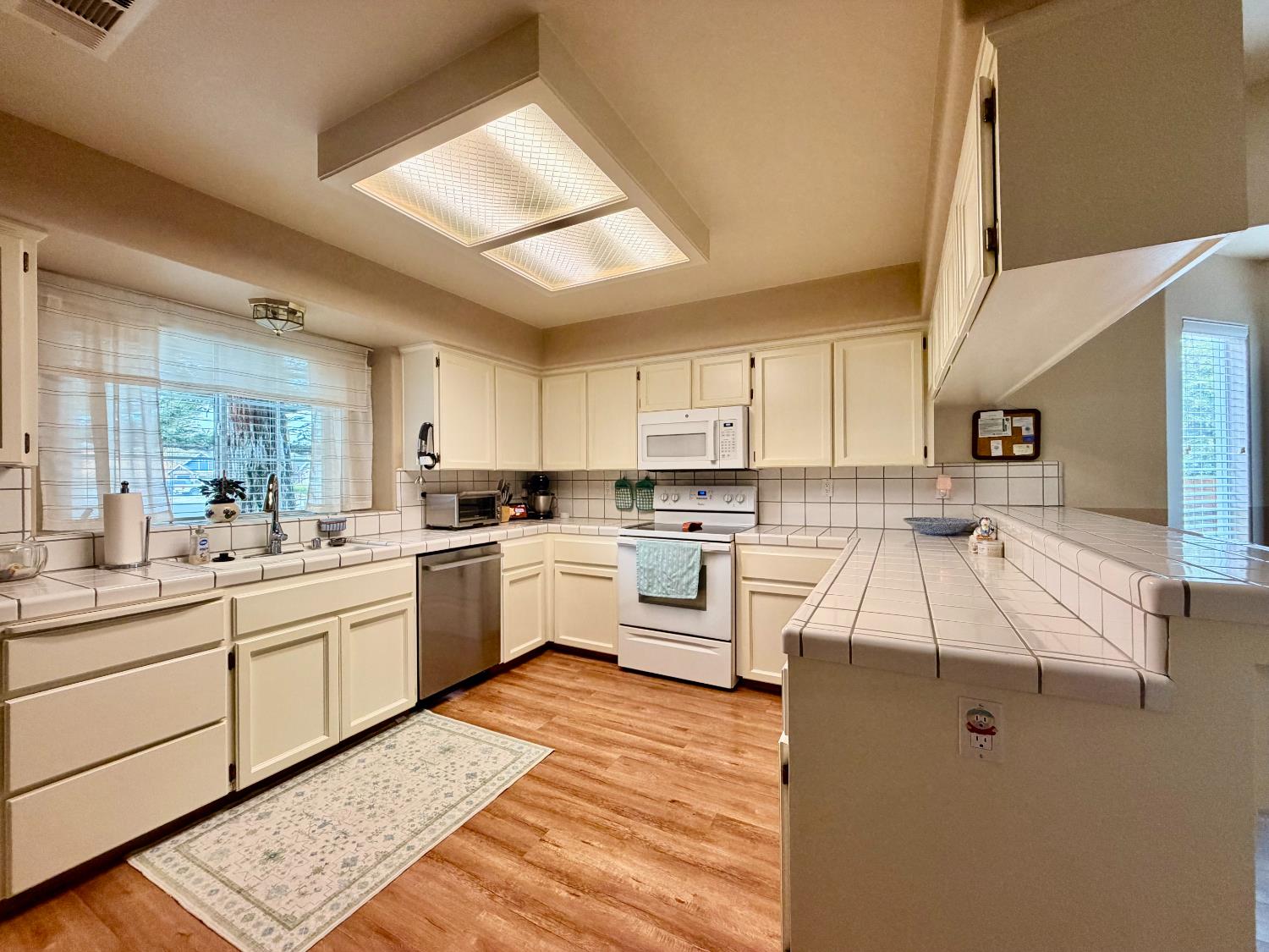 869 Spruce Ave, Clovis, CA 93611