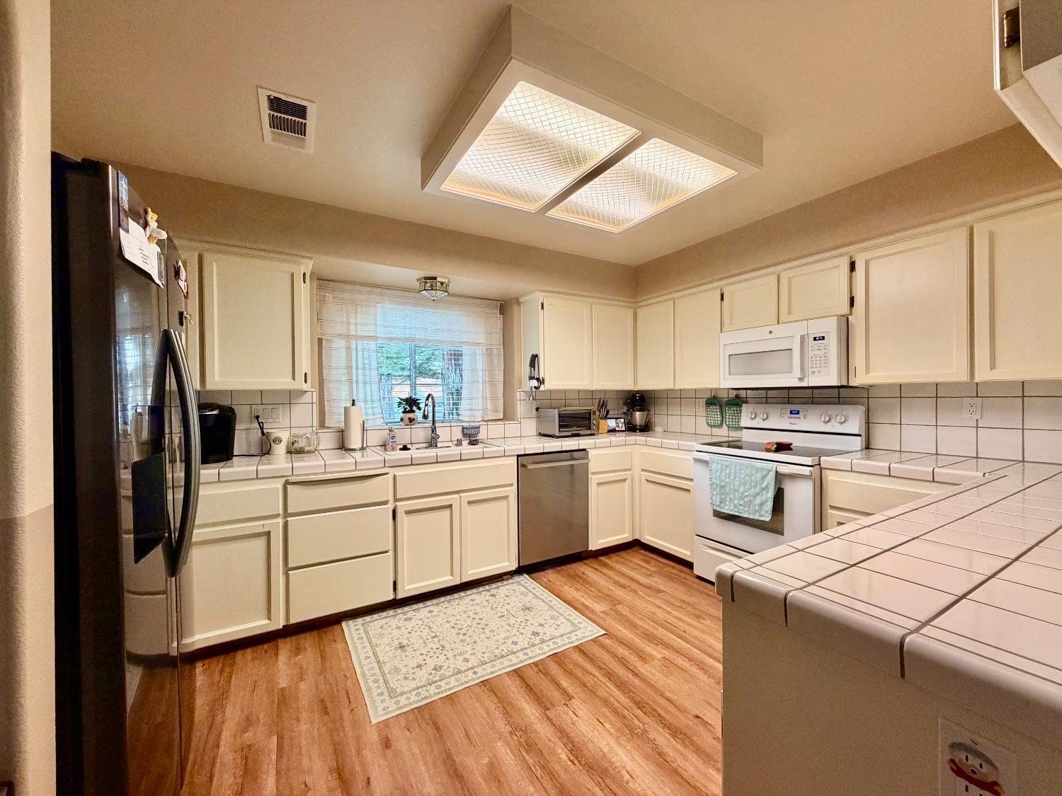 869 Spruce Ave, Clovis, CA 93611