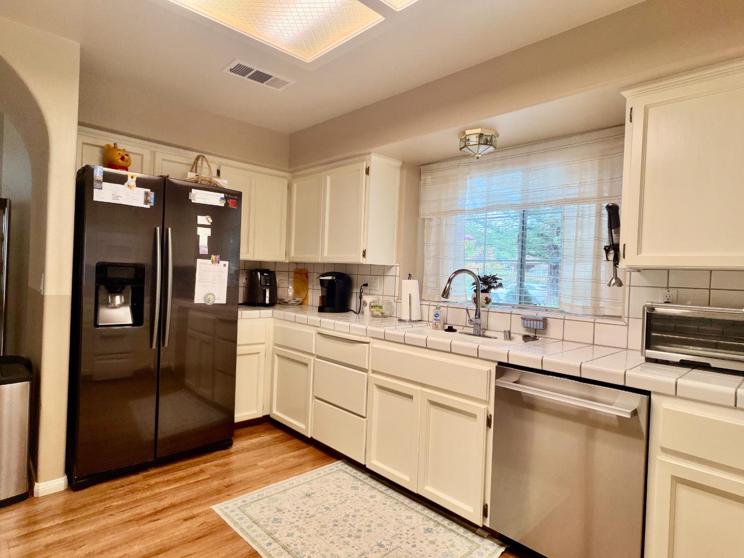 869 Spruce Ave, Clovis, CA 93611