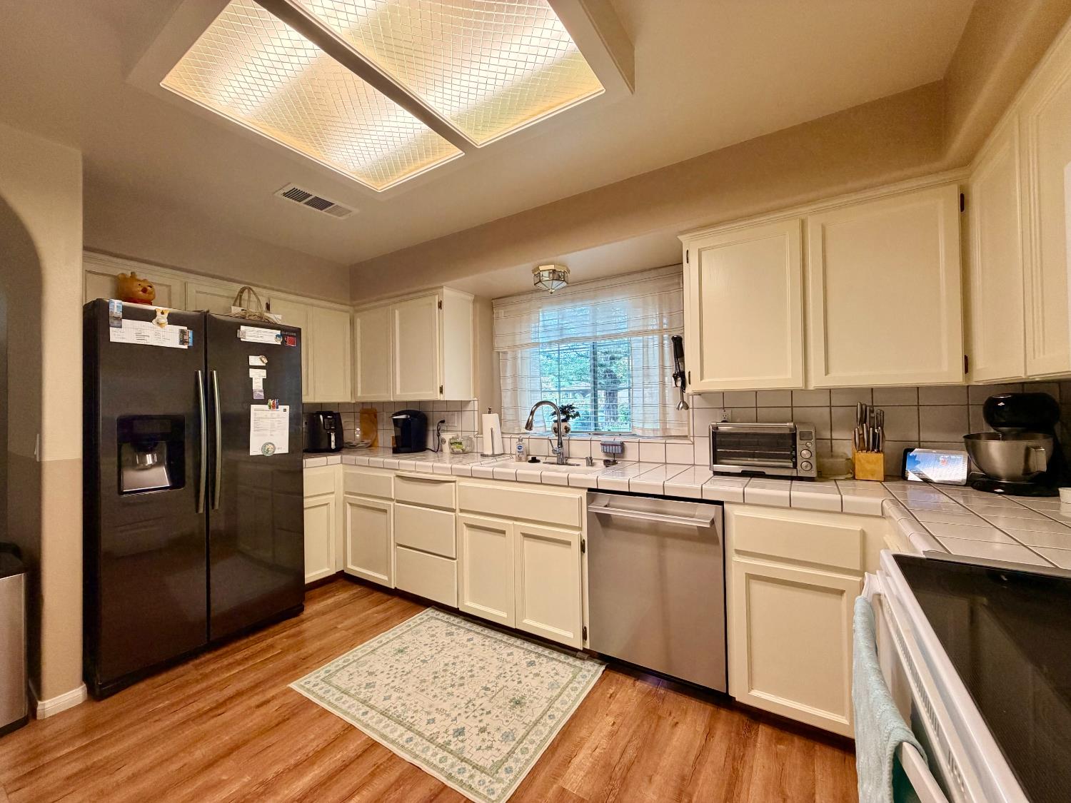 869 Spruce Ave, Clovis, CA 93611