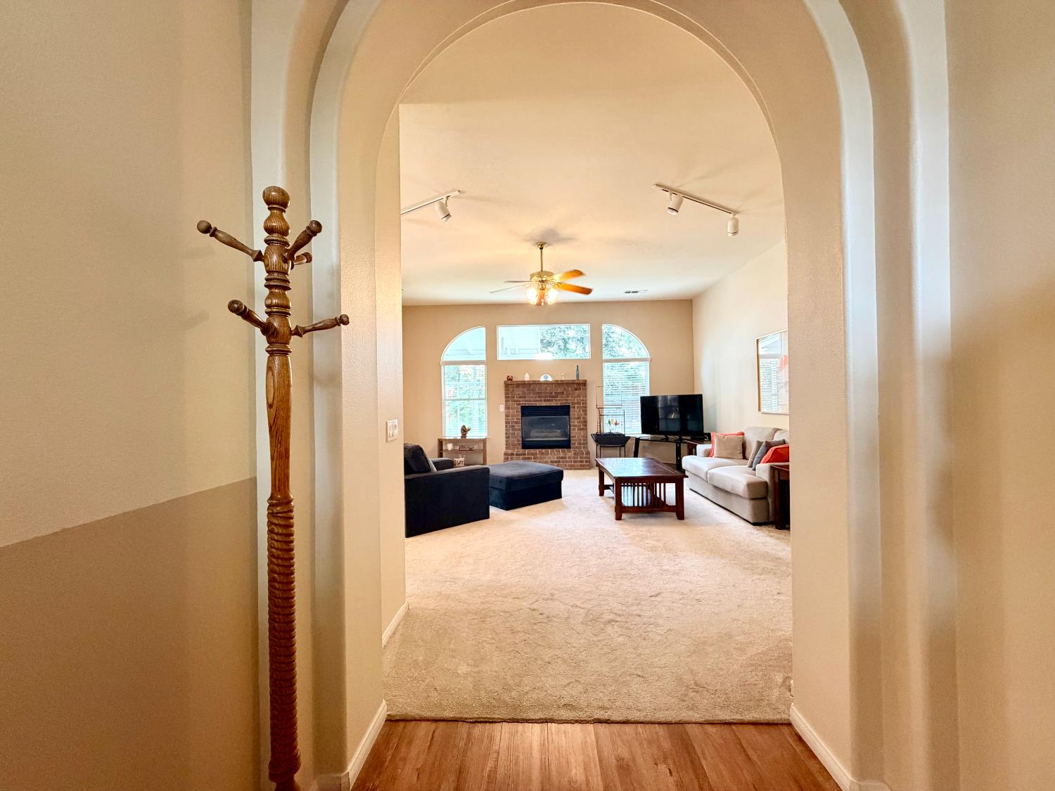 869 Spruce Ave, Clovis, CA 93611