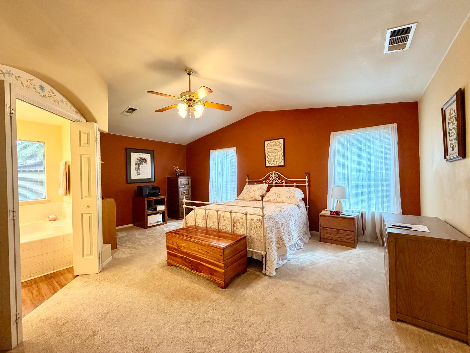 869 Spruce Ave, Clovis, CA 93611