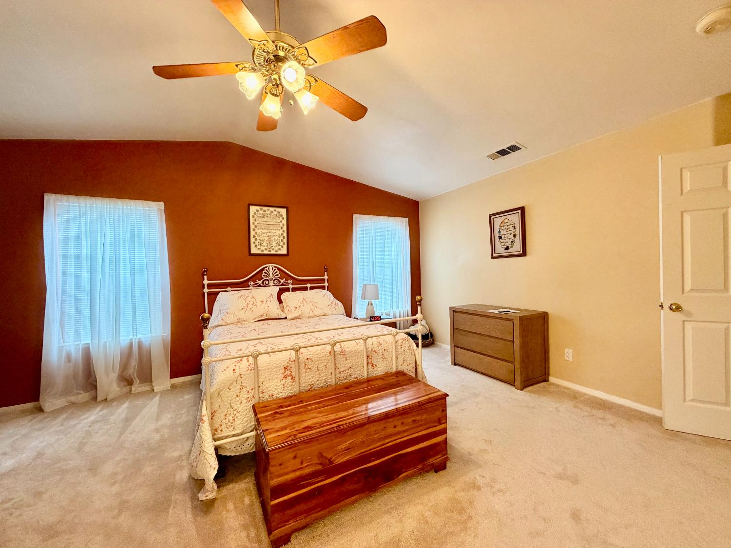 869 Spruce Ave, Clovis, CA 93611