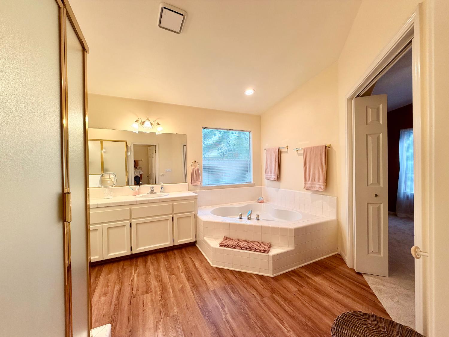 869 Spruce Ave, Clovis, CA 93611