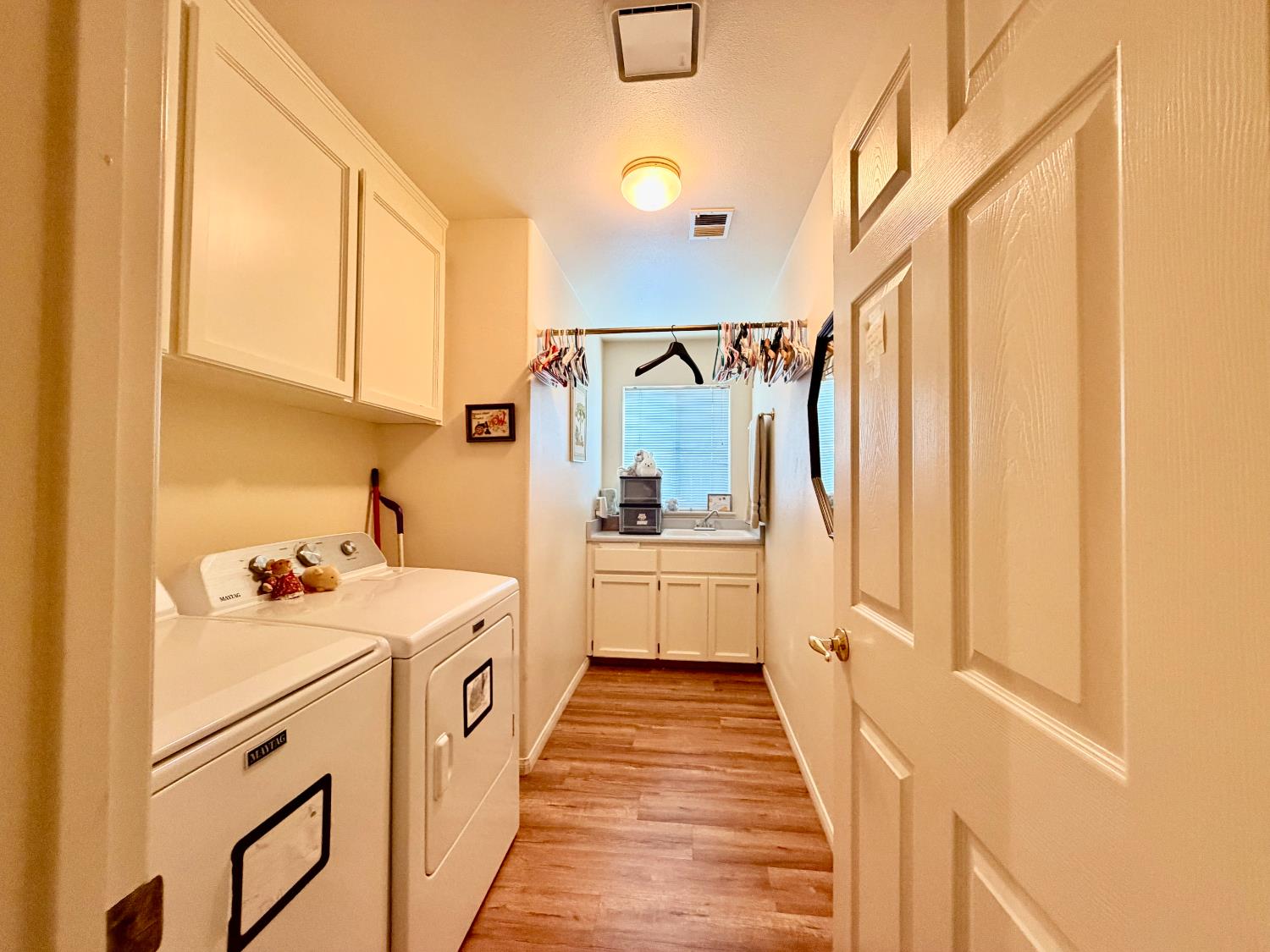869 Spruce Ave, Clovis, CA 93611