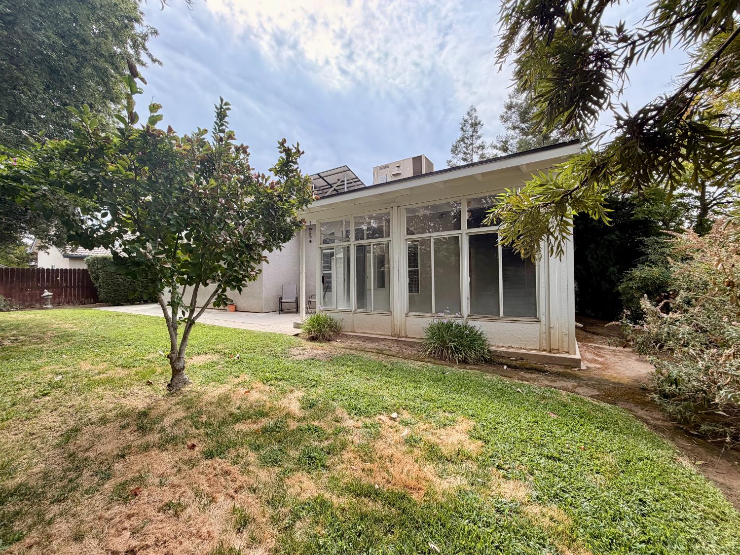 869 Spruce Ave, Clovis, CA 93611