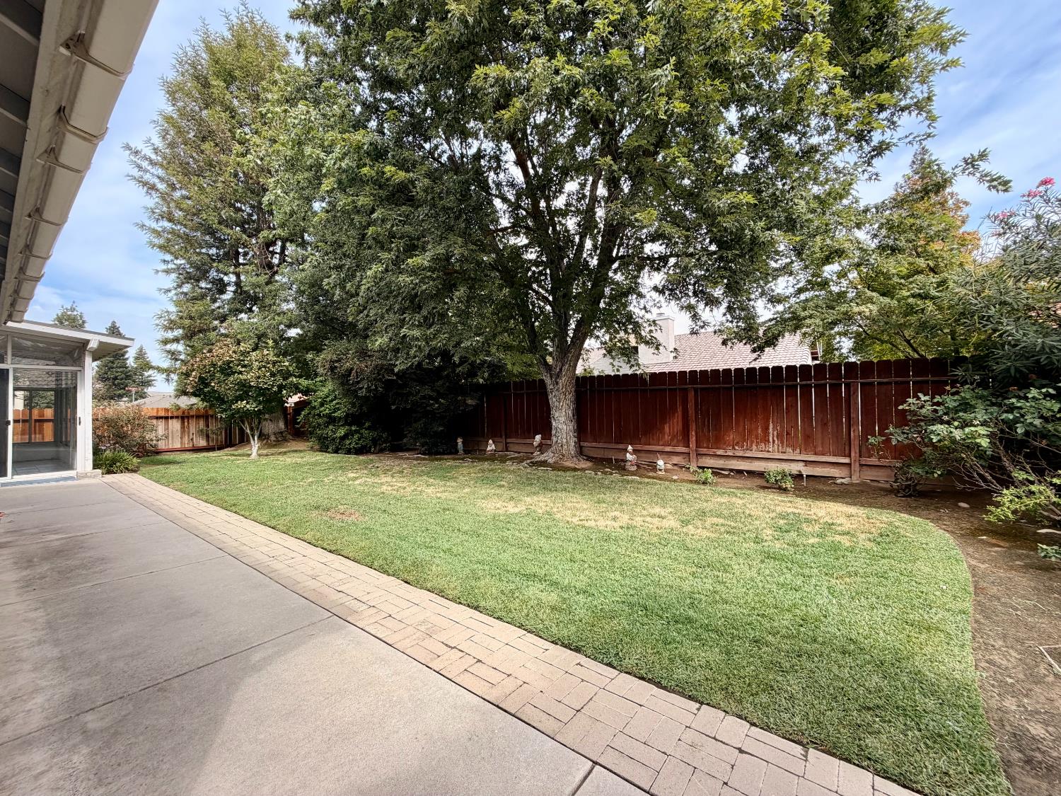 869 Spruce Ave, Clovis, CA 93611