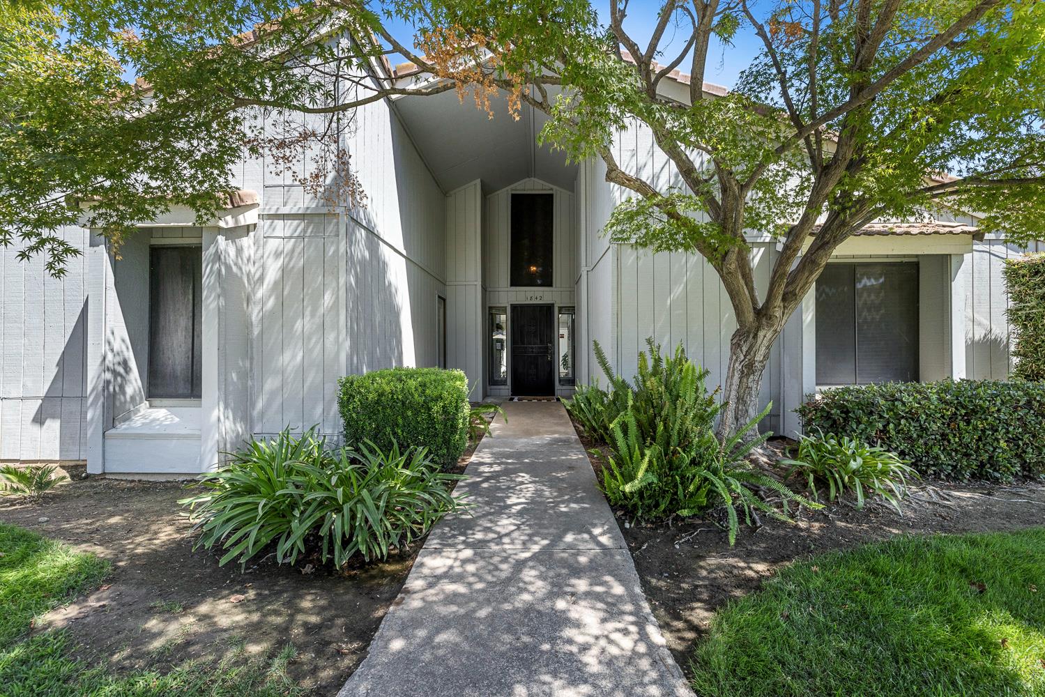 1842 Cougar Ln, Clovis, CA 93611