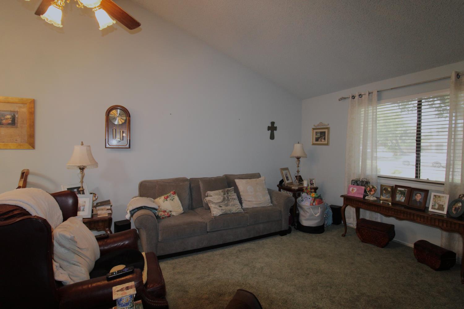 422 N Purdue Ave, Fresno, CA 93727