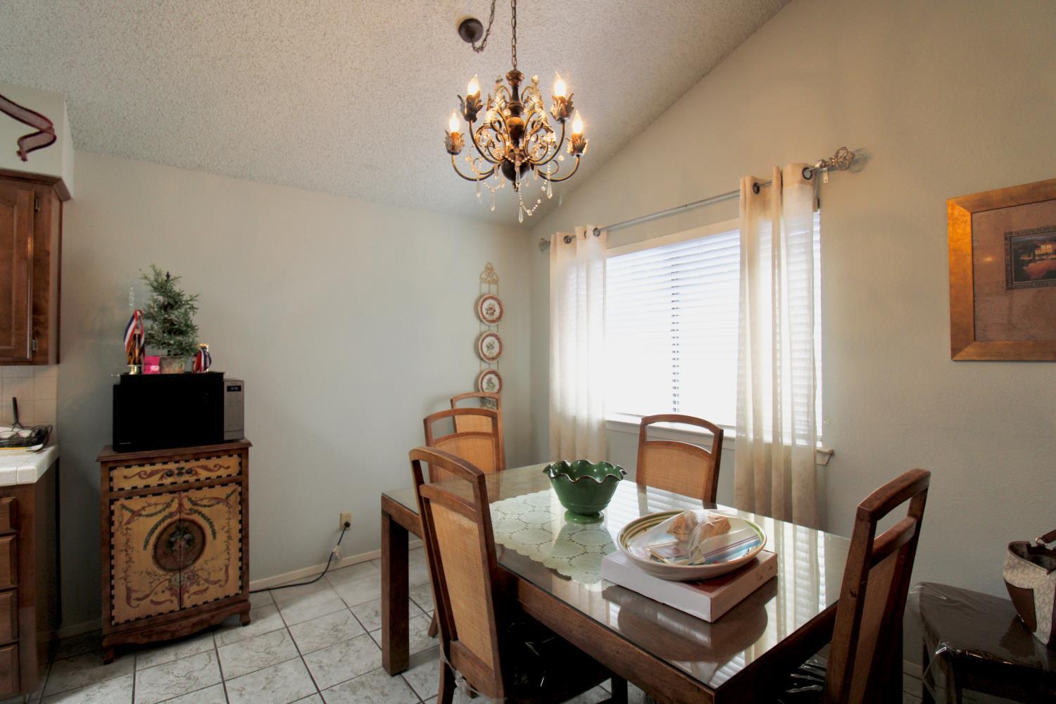 422 N Purdue Ave, Fresno, CA 93727