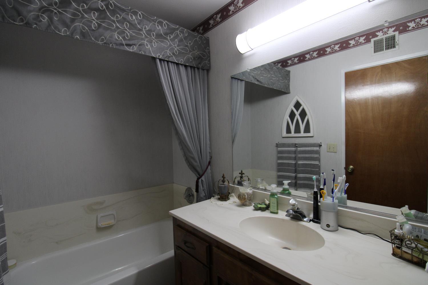 422 N Purdue Ave, Fresno, CA 93727