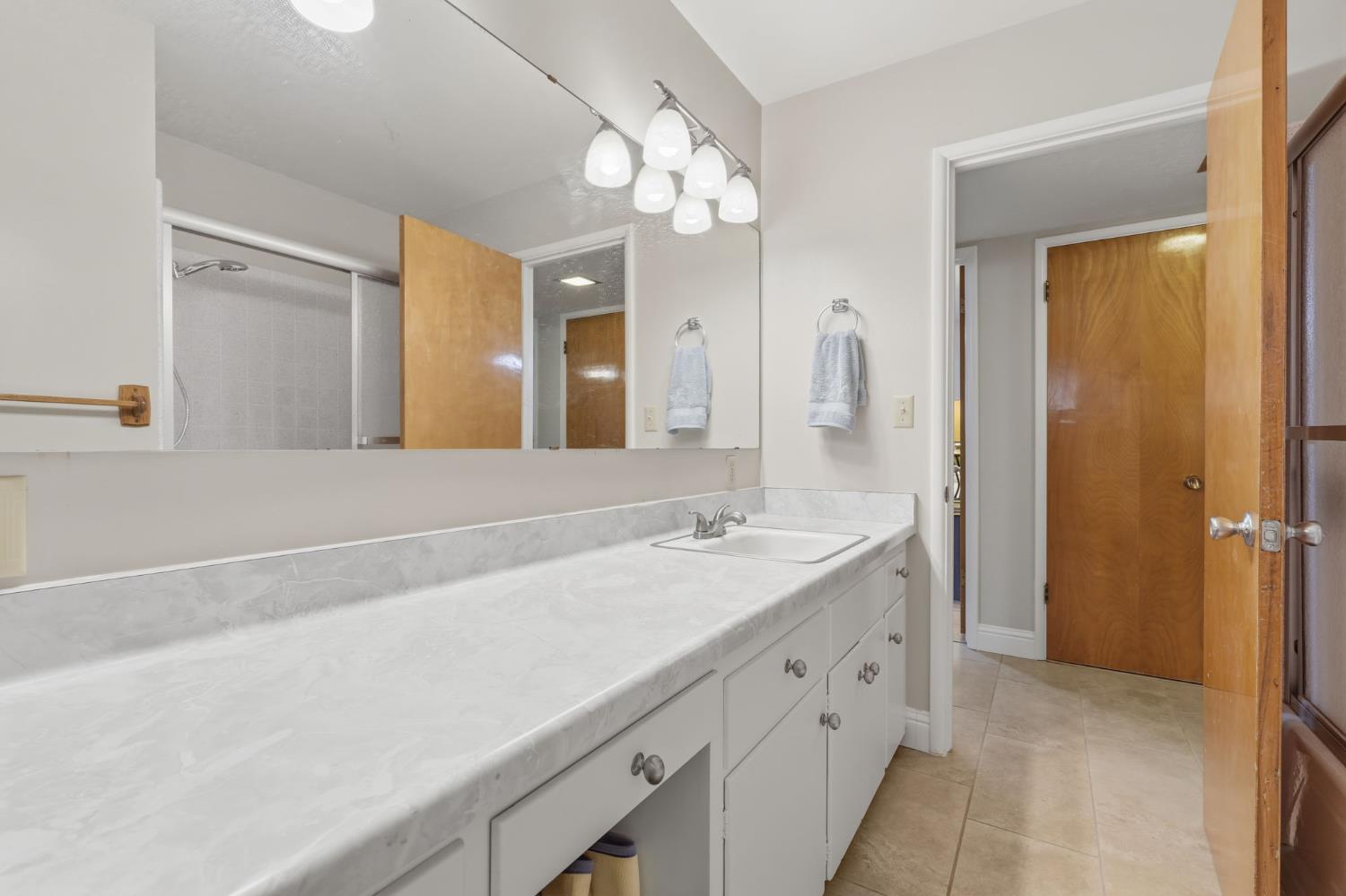 696 W Celeste Ave, Fresno, CA 93704
