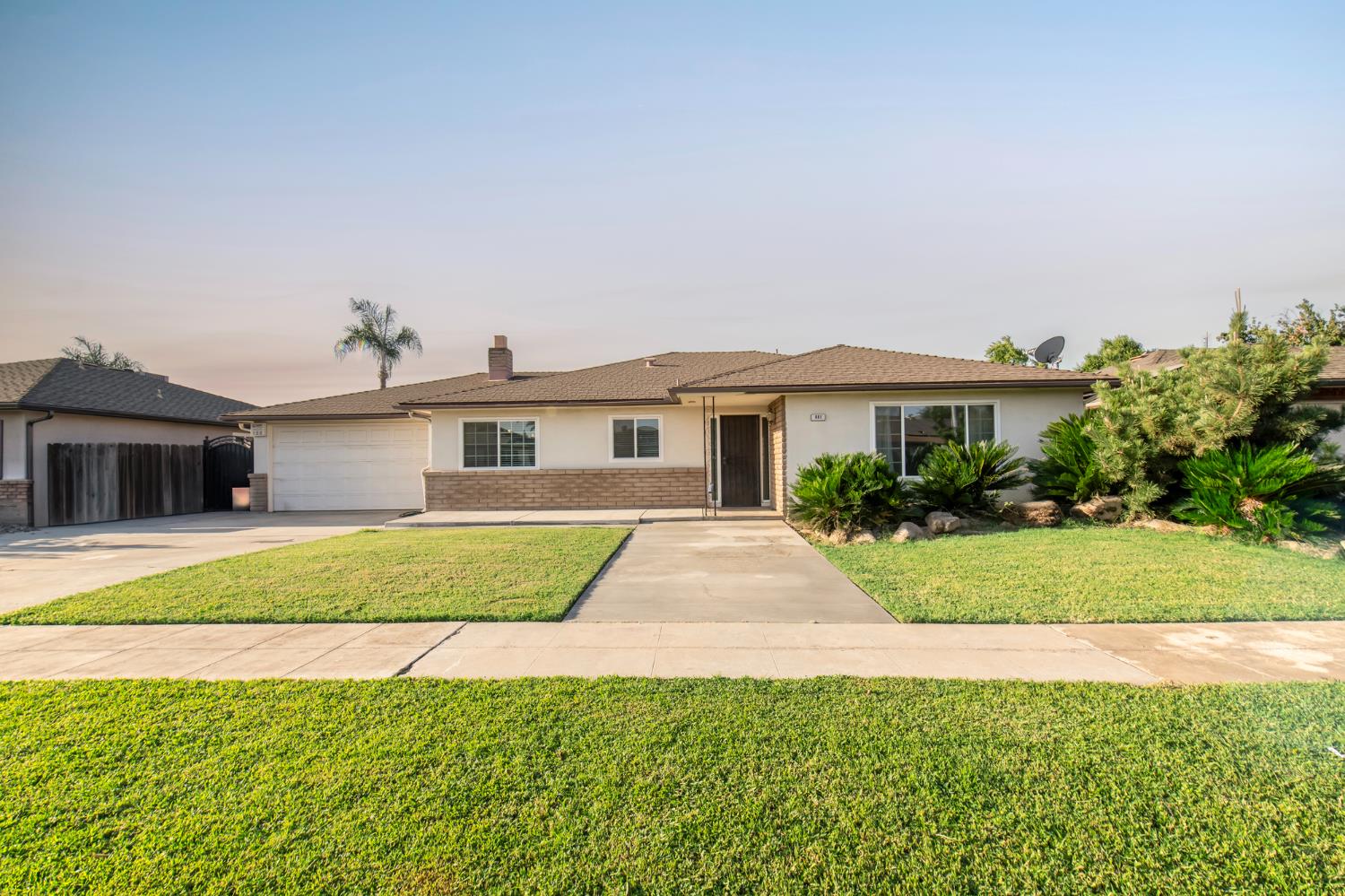 881 E Minarets Ave, Fresno, CA 93720