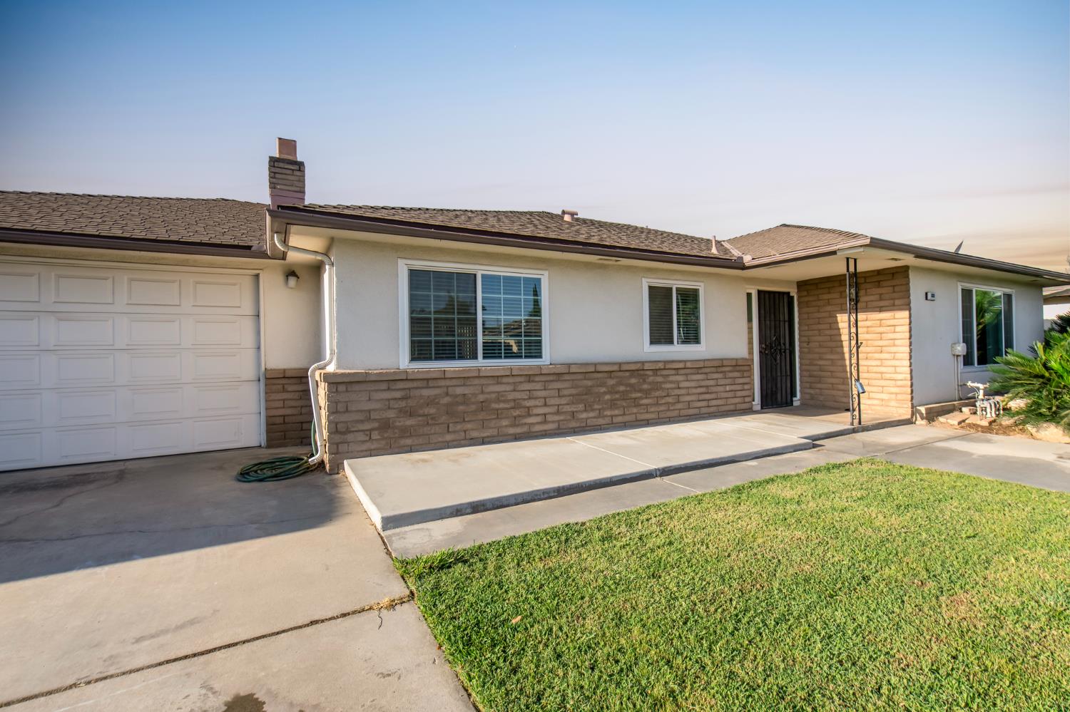 881 E Minarets Ave, Fresno, CA 93720