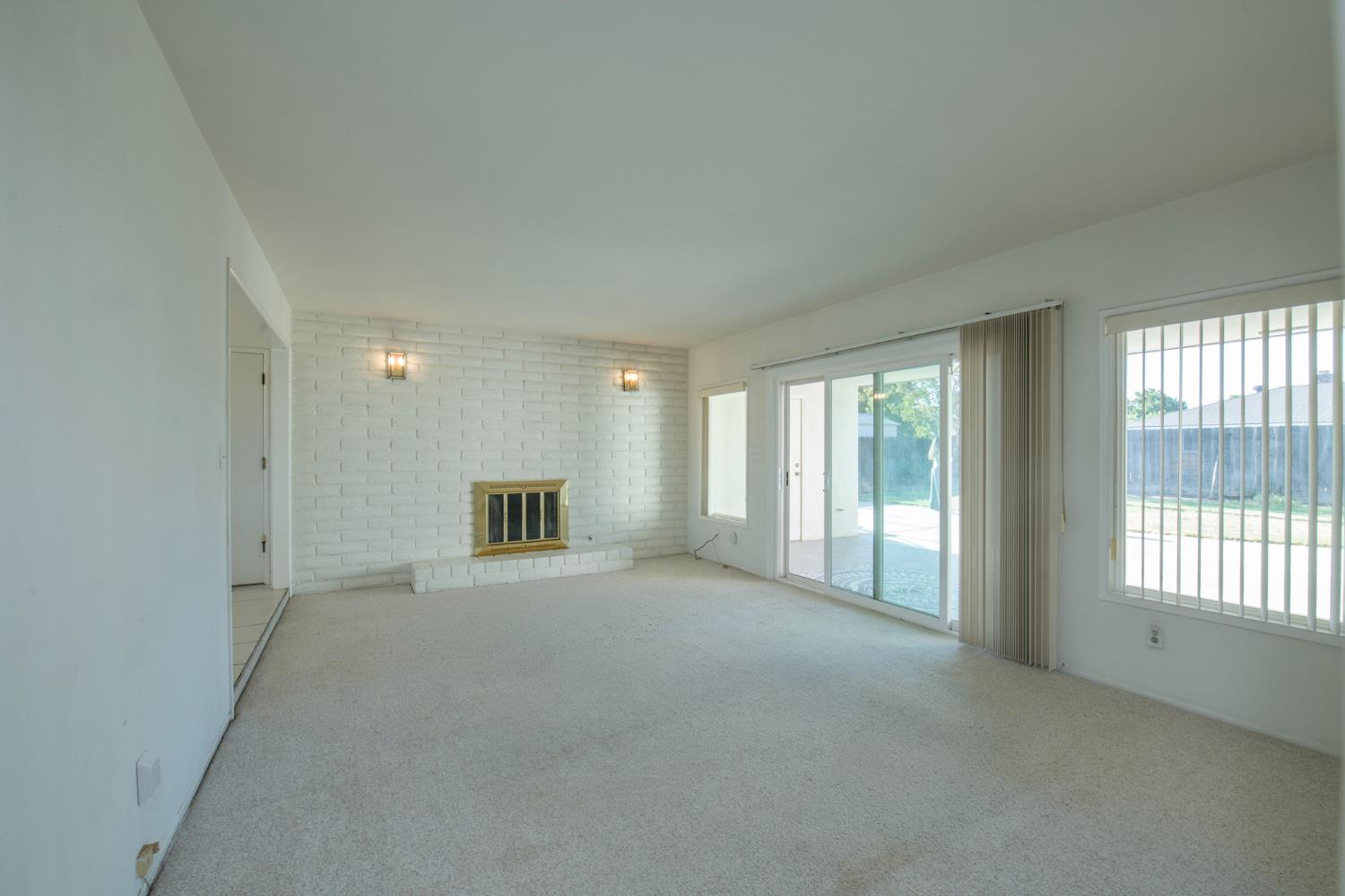 881 E Minarets Ave, Fresno, CA 93720