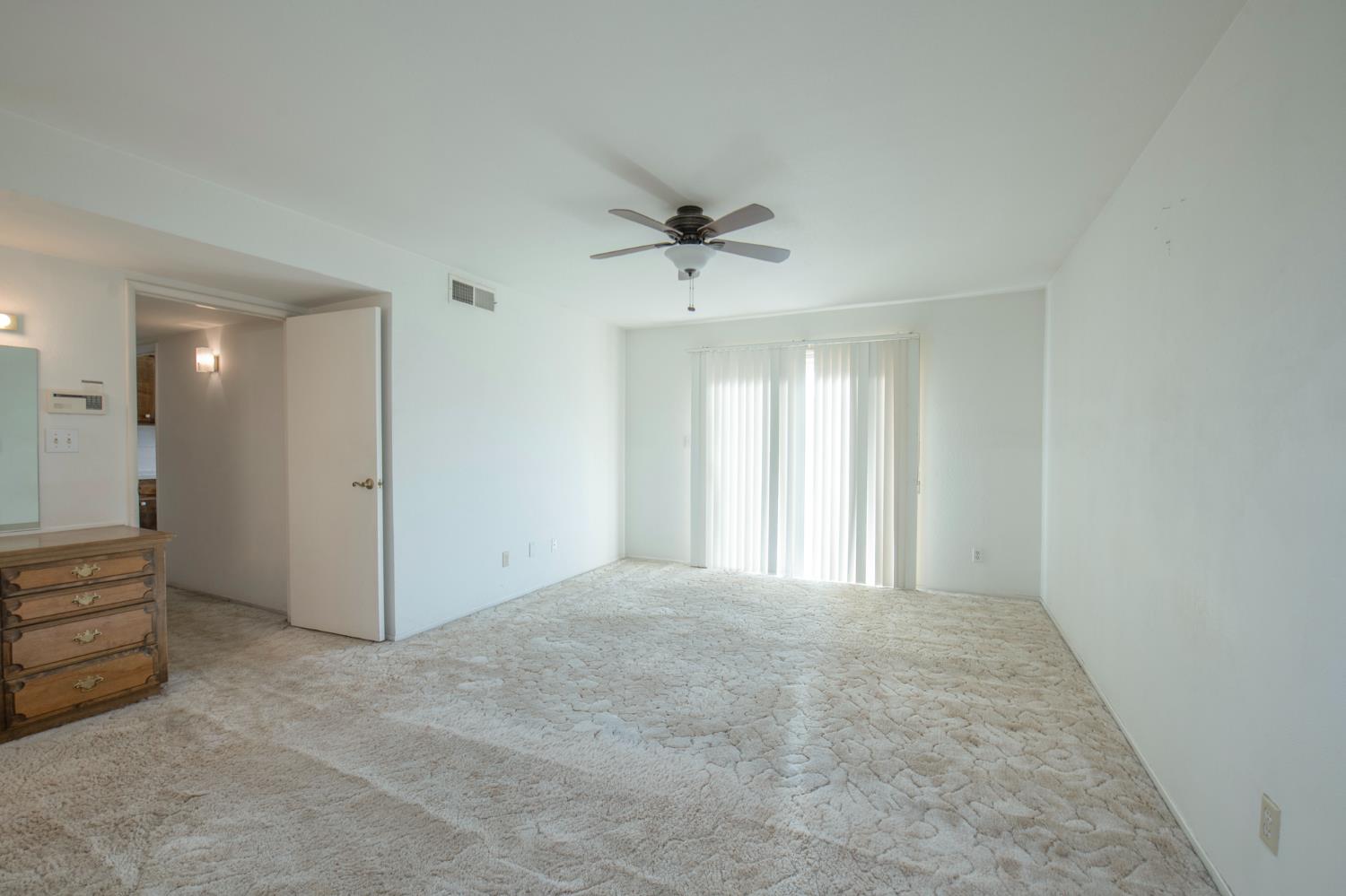 881 E Minarets Ave, Fresno, CA 93720
