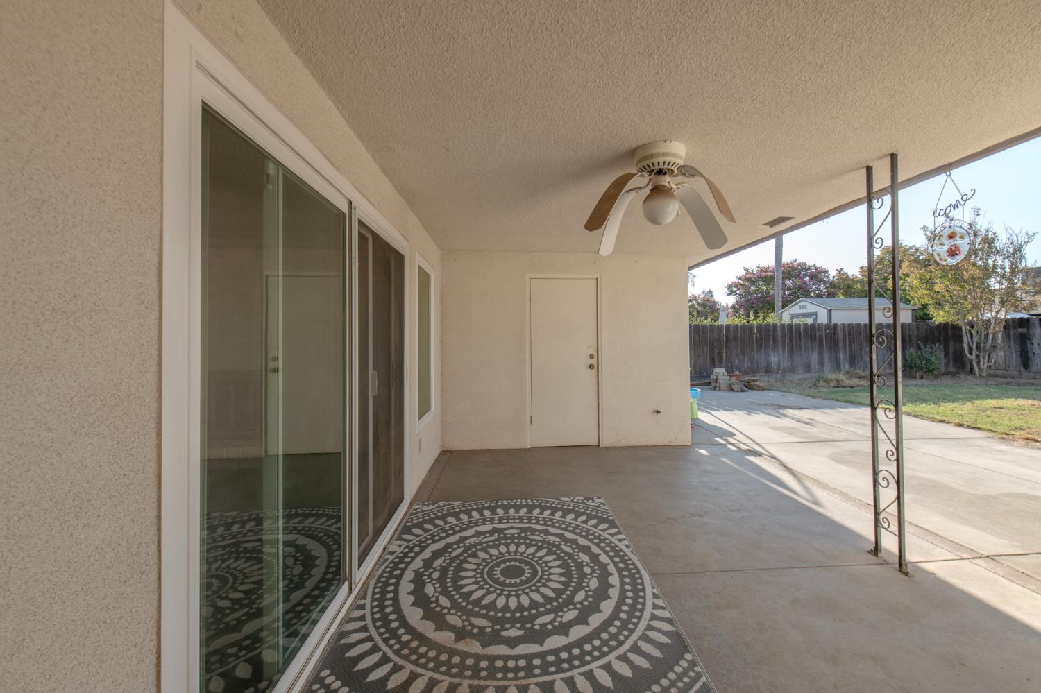 881 E Minarets Ave, Fresno, CA 93720