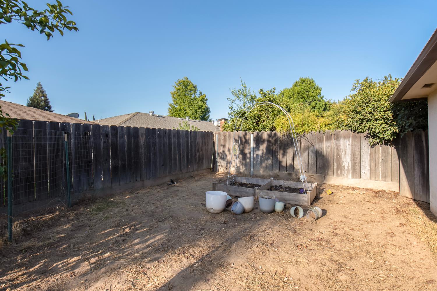 881 E Minarets Ave, Fresno, CA 93720