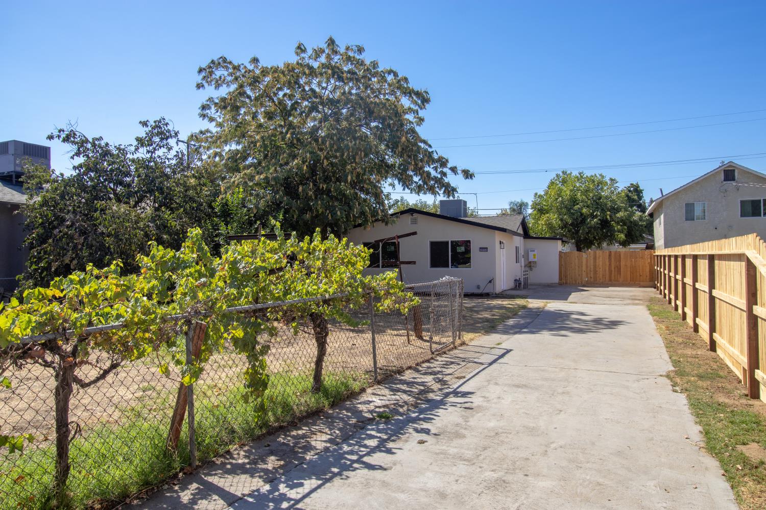 3052 E Lamona Ave, Fresno, CA 93703