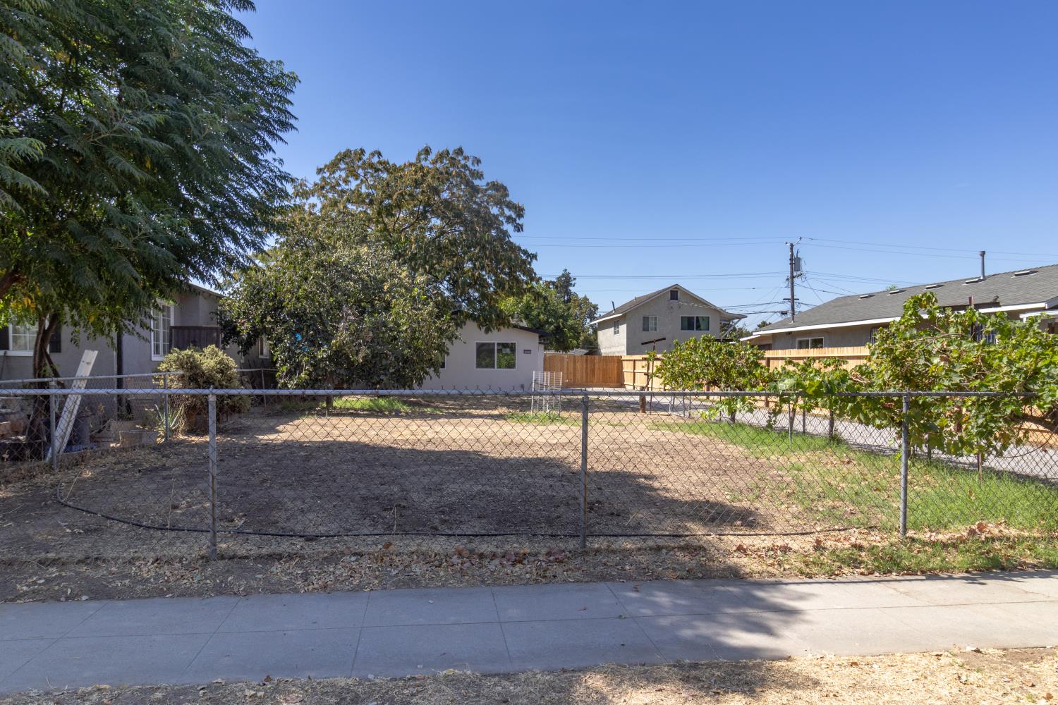 3052 E Lamona Ave, Fresno, CA 93703