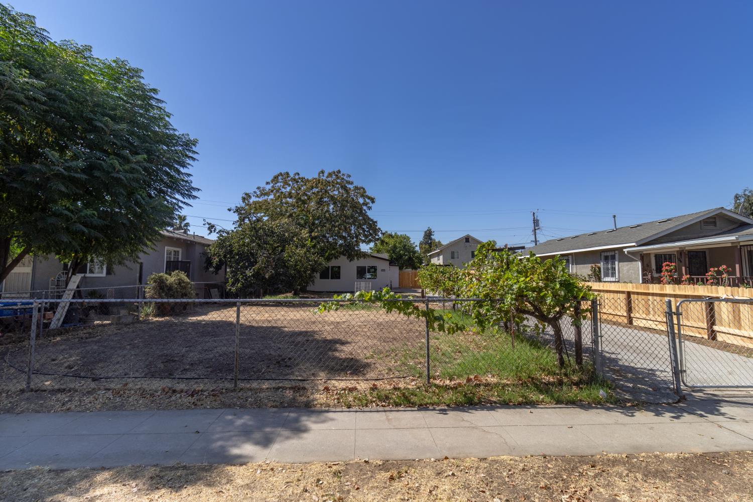 3052 E Lamona Ave, Fresno, CA 93703