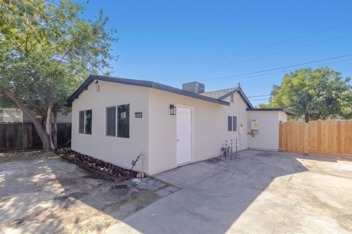 3052 E Lamona Ave, Fresno, CA 93703