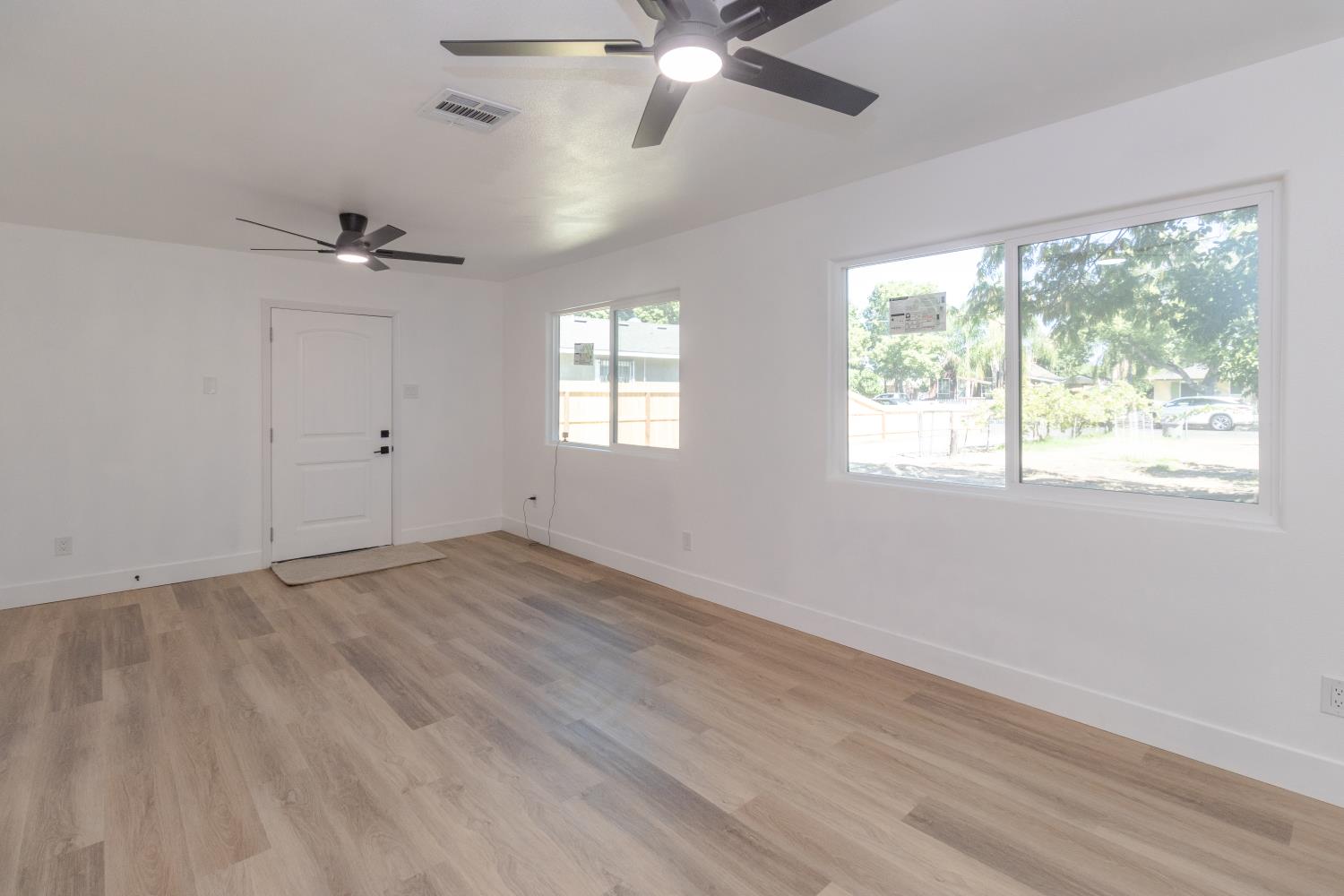 3052 E Lamona Ave, Fresno, CA 93703