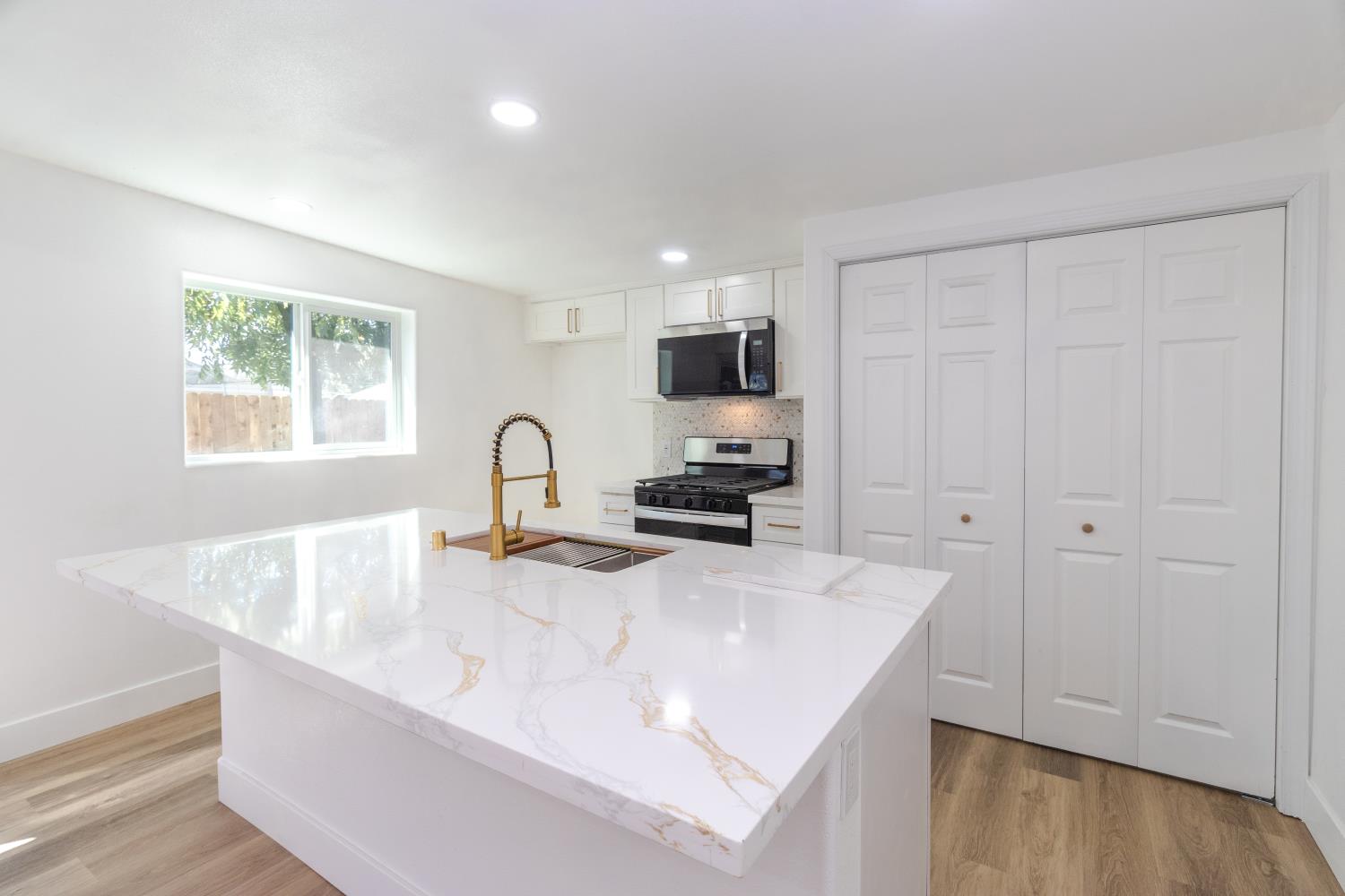 3052 E Lamona Ave, Fresno, CA 93703