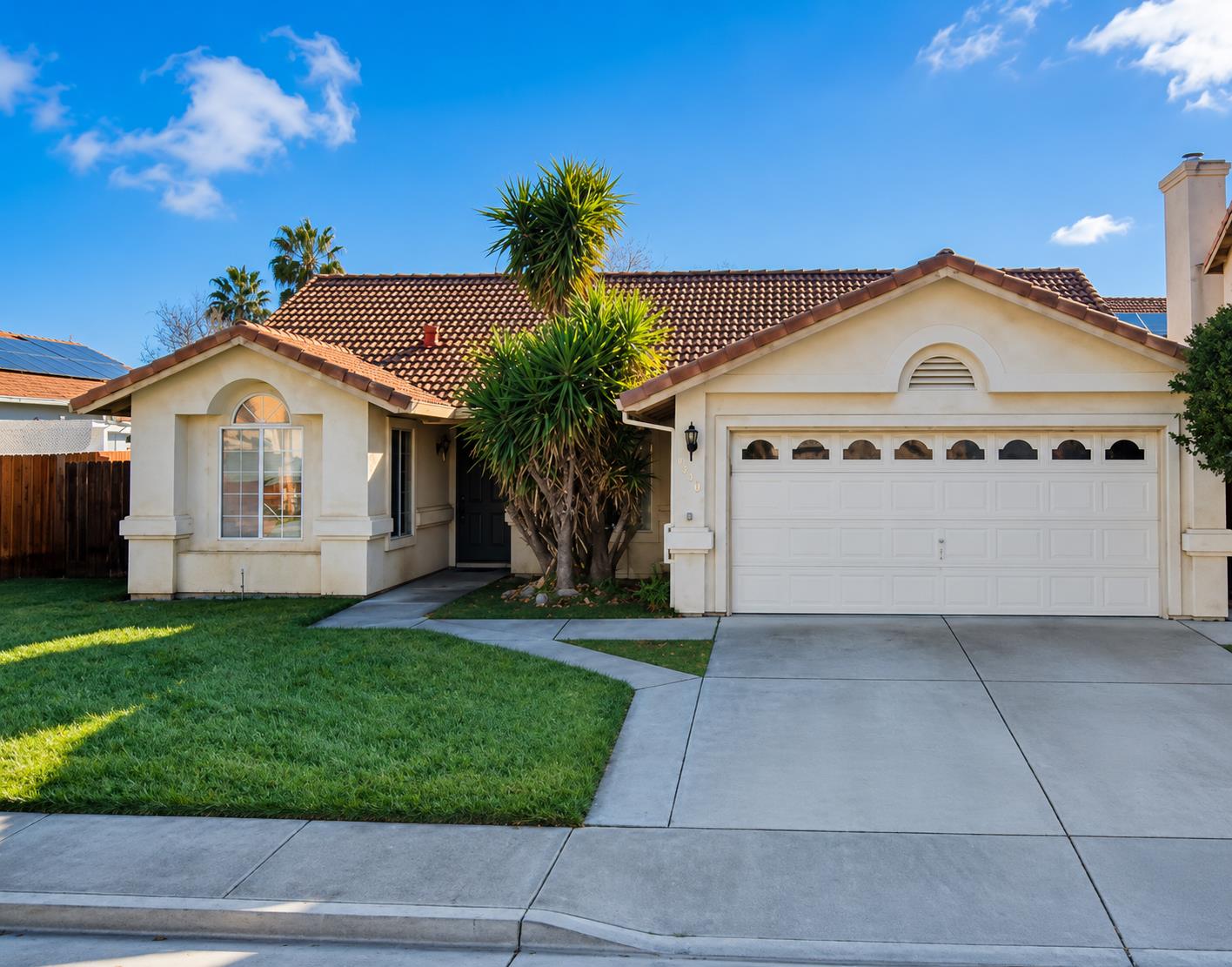 320 Rosalie Ct E, Los Banos, CA 93535