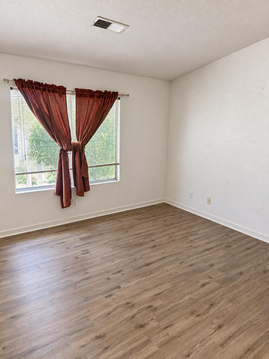 320 Rosalie Ct E, Los Banos, CA 93535