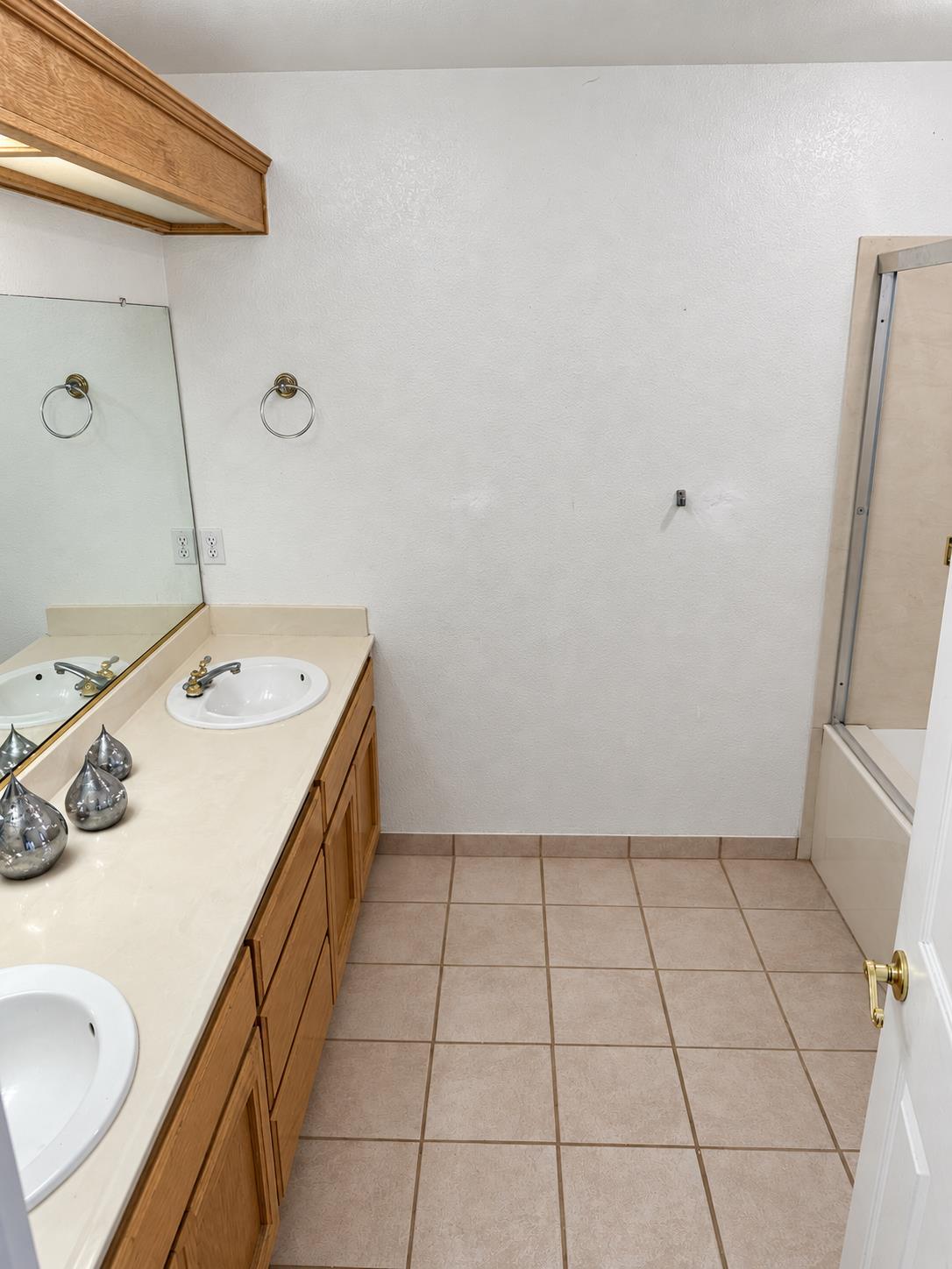 320 Rosalie Ct E, Los Banos, CA 93535