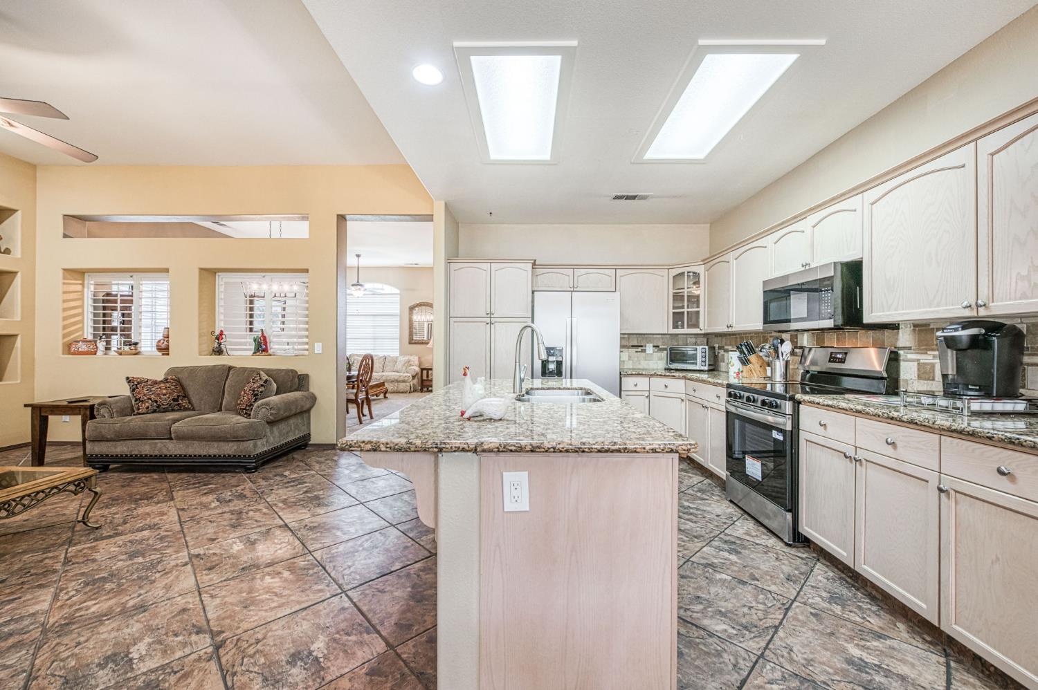 10588 E Fieldstone Ave, Clovis, CA 93619