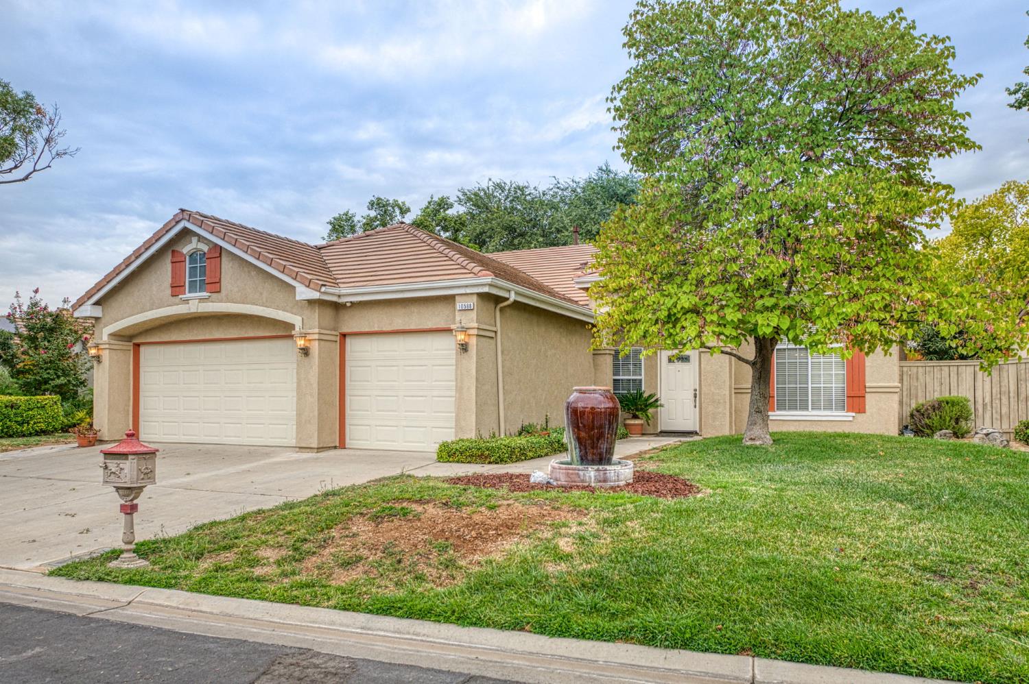 10588 E Fieldstone Ave, Clovis, CA 93619