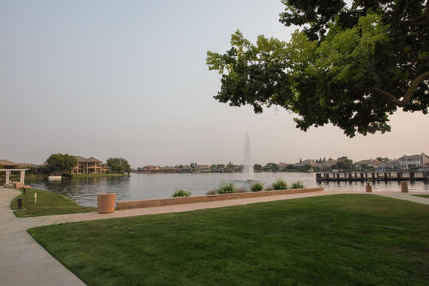 10588 E Fieldstone Ave, Clovis, CA 93619