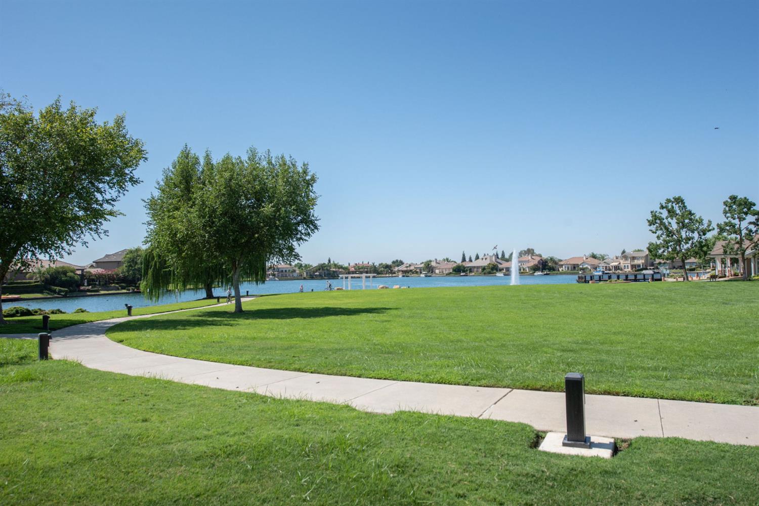 10588 E Fieldstone Ave, Clovis, CA 93619