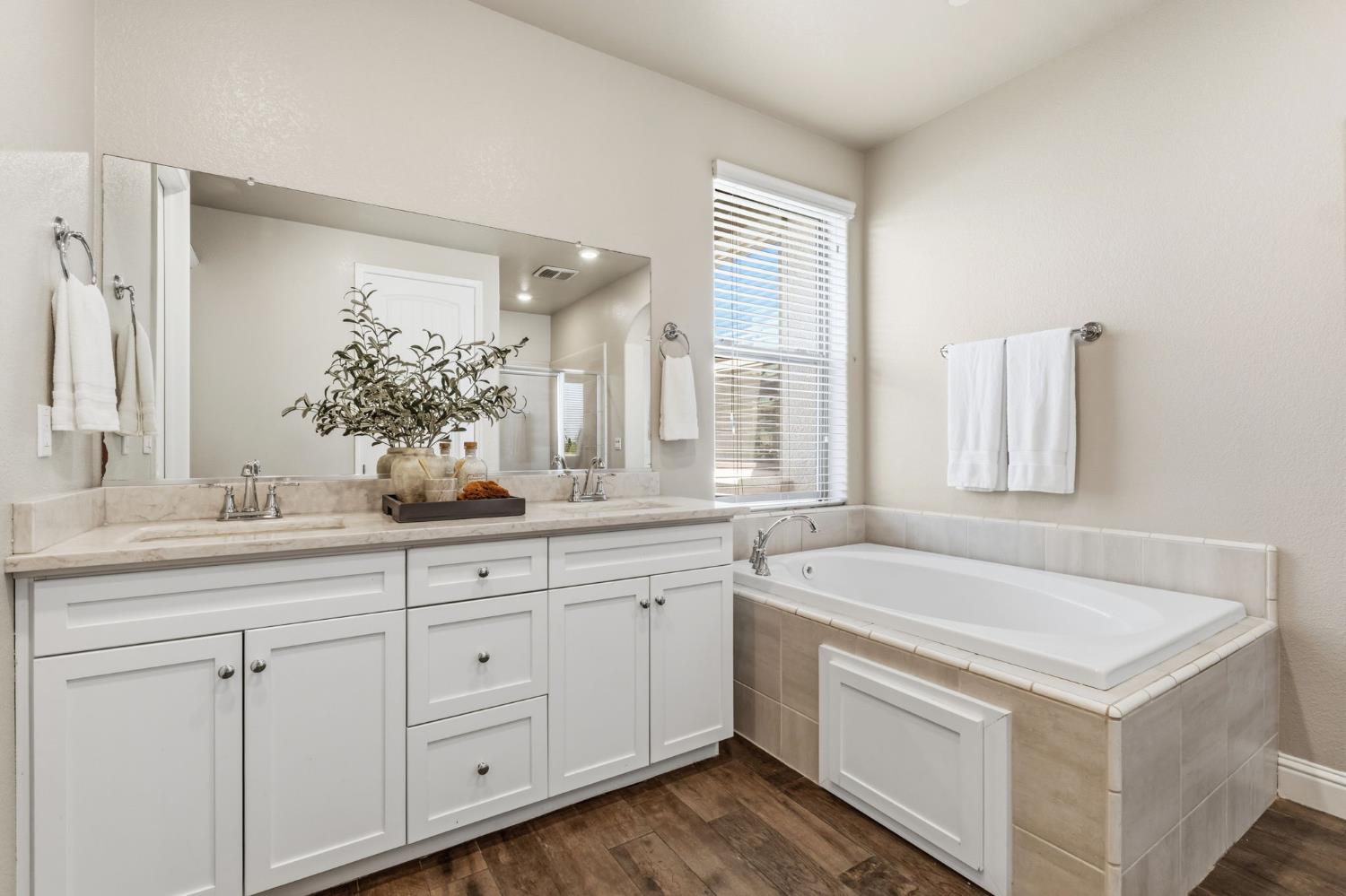 1257 E Via Ulivo, Fresno, CA 93730