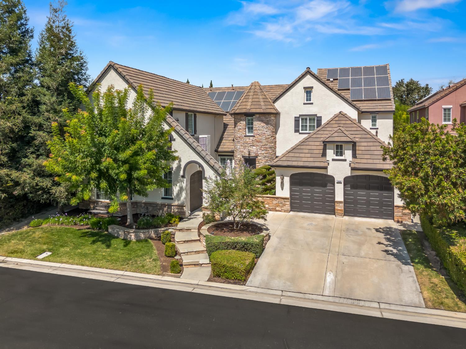 1696 E Banwell Ln, Fresno, CA 93730