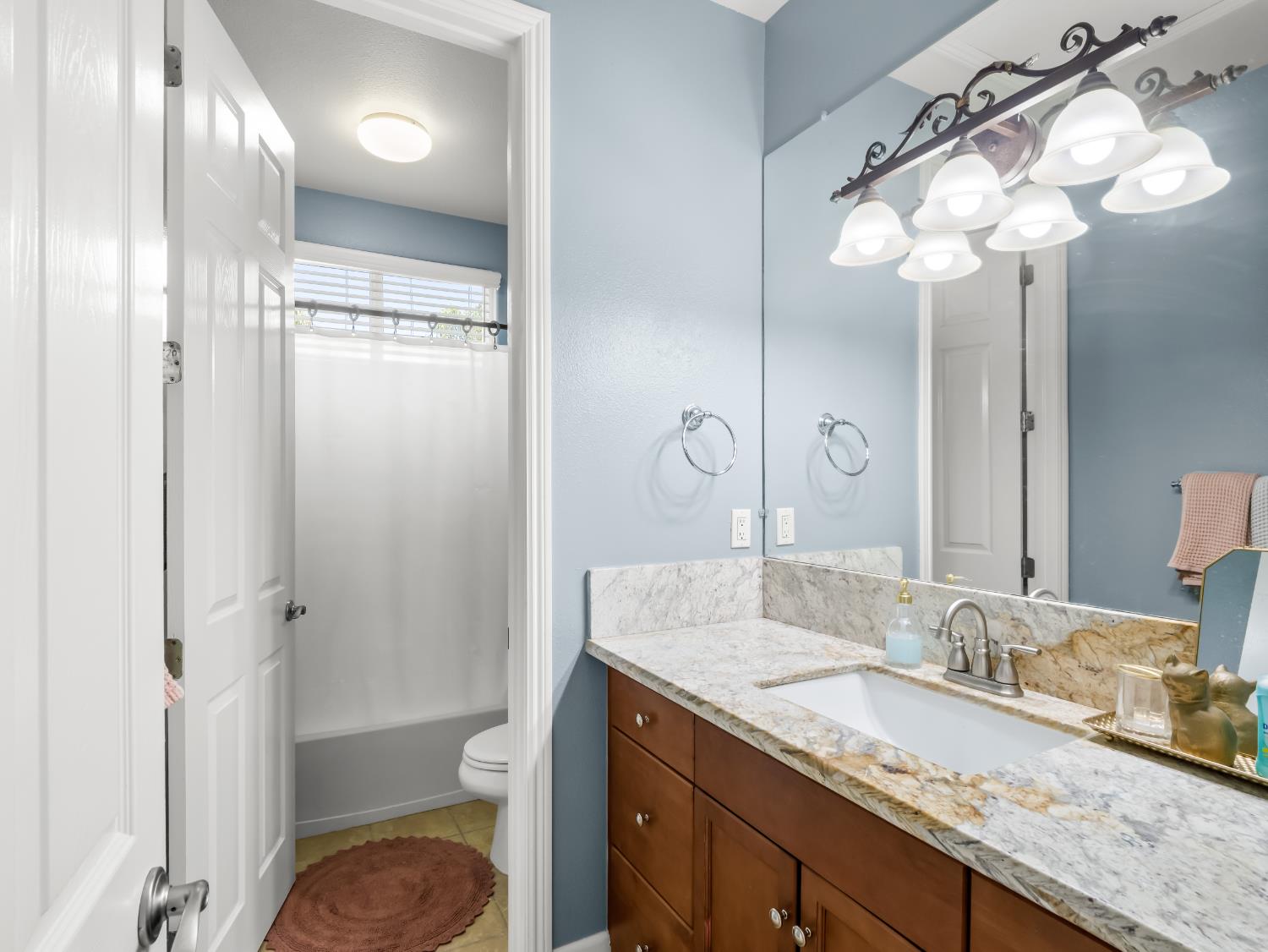 1696 E Banwell Ln, Fresno, CA 93730