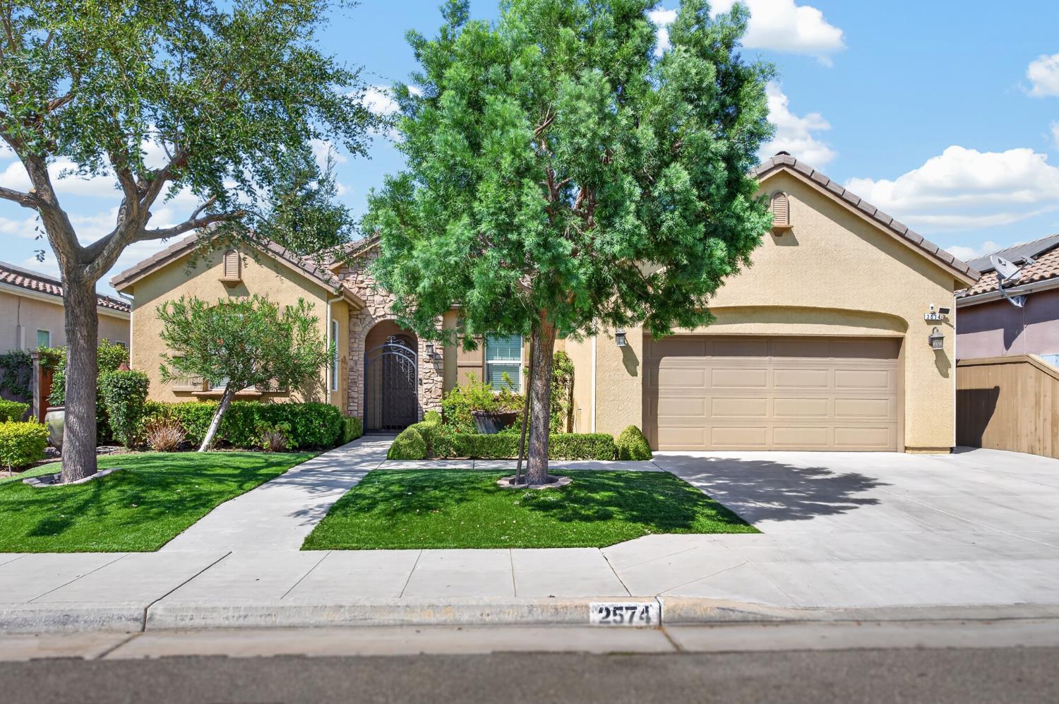 2574 E Utah Ave, Fresno, CA 93720