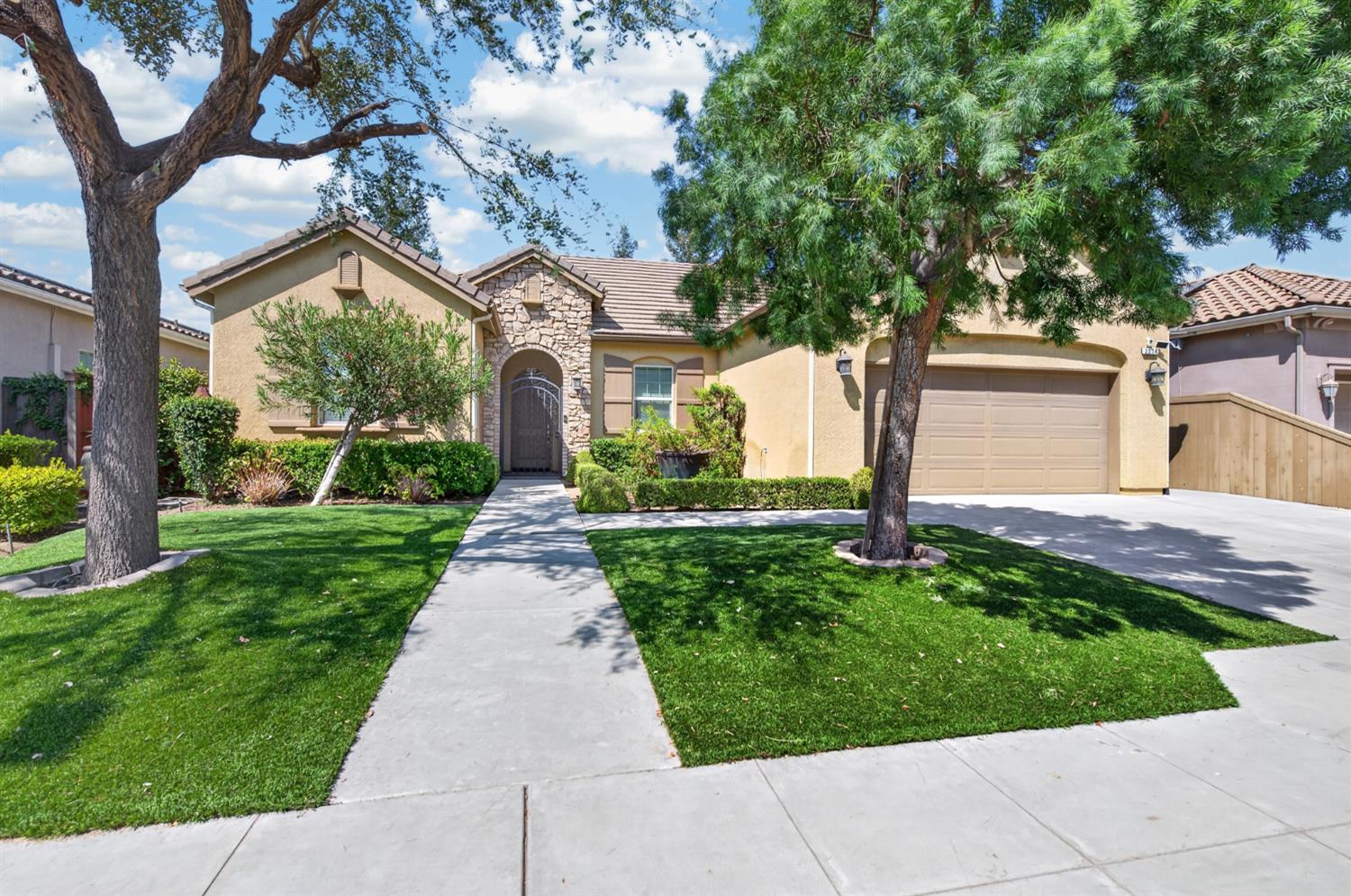 2574 E Utah Ave, Fresno, CA 93720