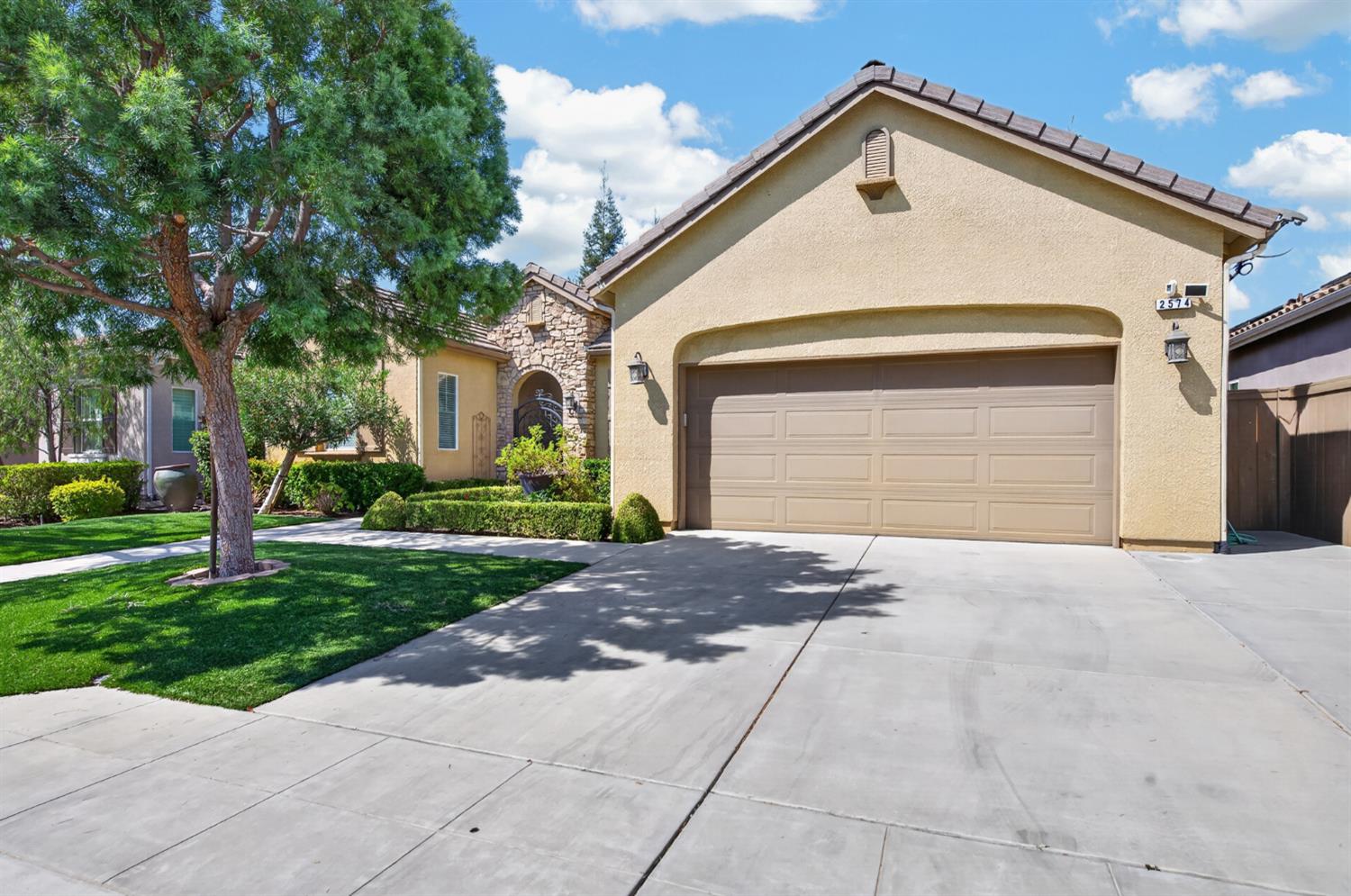 2574 E Utah Ave, Fresno, CA 93720