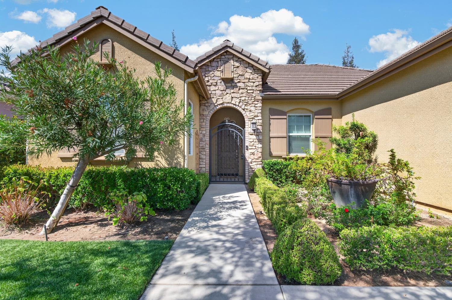 2574 E Utah Ave, Fresno, CA 93720